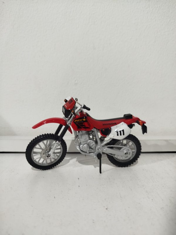 Moto abierta roja numero 111