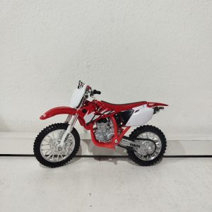 Moto abierta roja y blanco