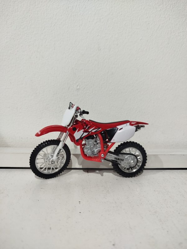 Moto abierta roja y blanco