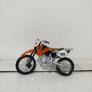 Moto abierta naranja numero 111