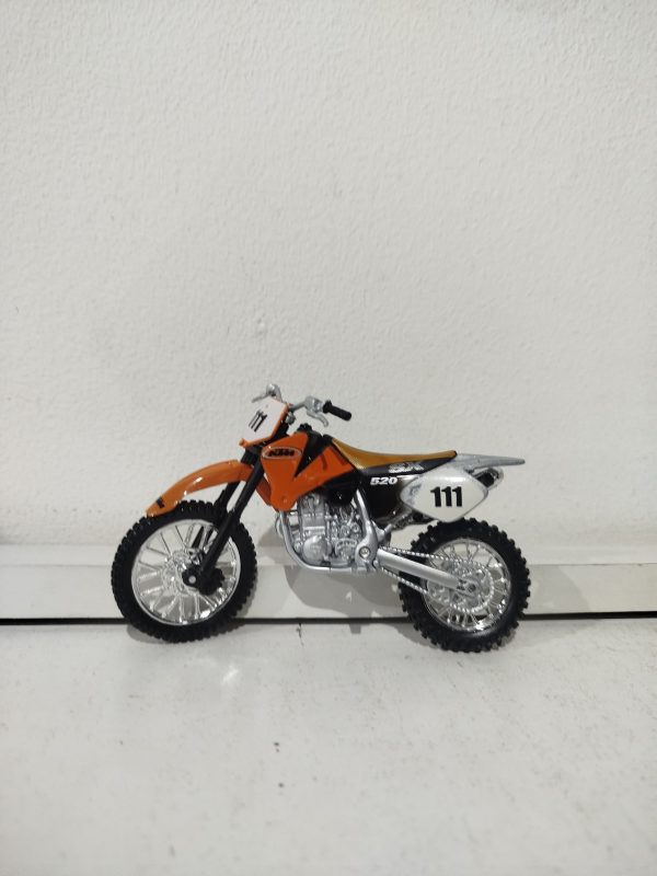 Moto abierta naranja numero 111